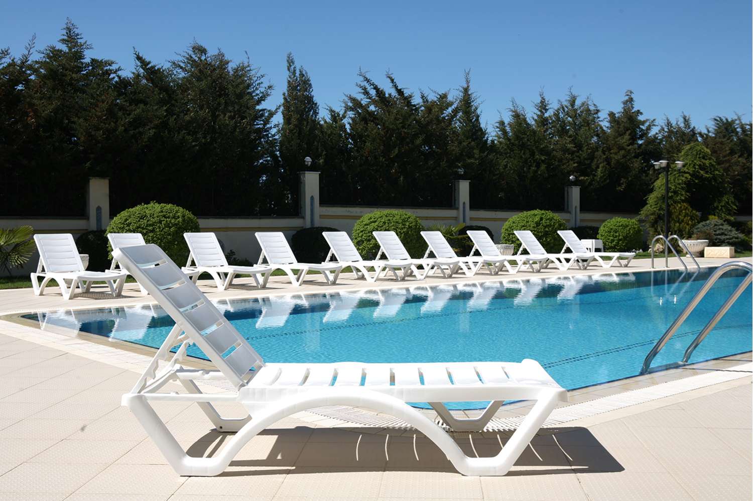Aqua-Sunlounger-Ambiance_cx4lpr.jpg